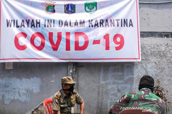 Petugas keamanan berjaga di depan Masjid Jami Kebon Jeruk, Jakarta, Minggu (29/3/2020). Sebanyak 183 jamaah Masjid Jami Kebon Jeruk diisolasi di dalam masjid karena berstatus Orang Dalam Pemantauan (ODP). Tiga orang di antaranya diketahui positif COVID-19 dan semuanya akan dipindahkan ke RS Darurat Wisma Atlet secara bertahap. ANTARA FOTO/Rivan Awal Lingga/pras.