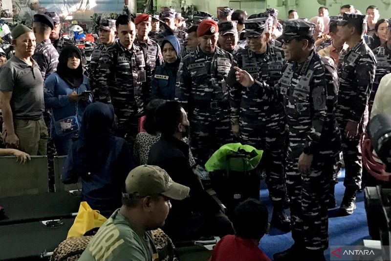 KRI Banda Aceh Angkut Pemudik ke Semarang dan Surabaya
