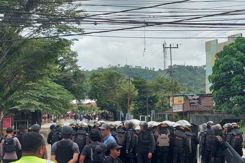 Sorong Memanas Imbas Pemindahan Tapol: Massa Blokade Jalan hingga Rusak Rumah Kajari