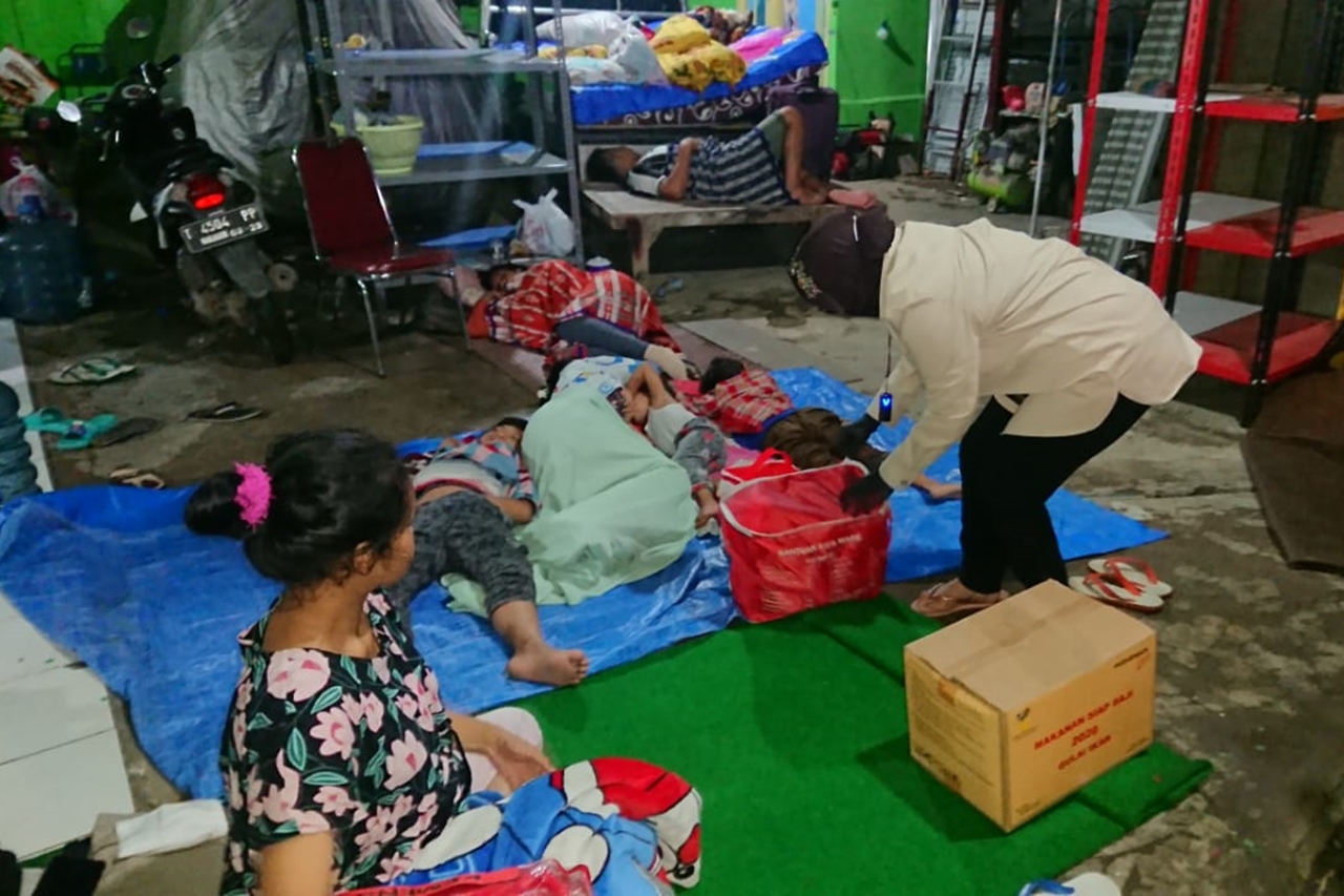 Mensos Risma Serahkan Bantuan Senilai Rp200 Juta untuk Korban Banjir Bekasi