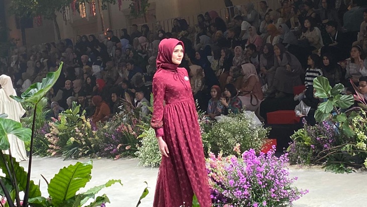 Ayu Dyah Andari Hadirkan Signature Series di Fashion Rhapsody