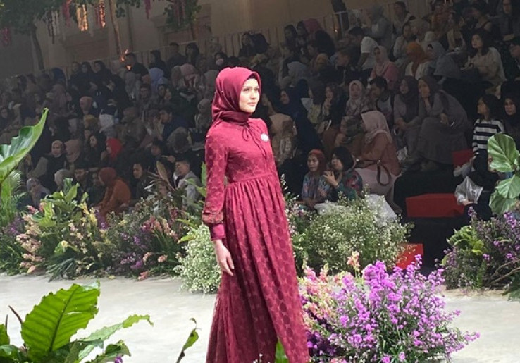 Ayu Dyah Andari Hadirkan Signature Series di Fashion Rhapsody