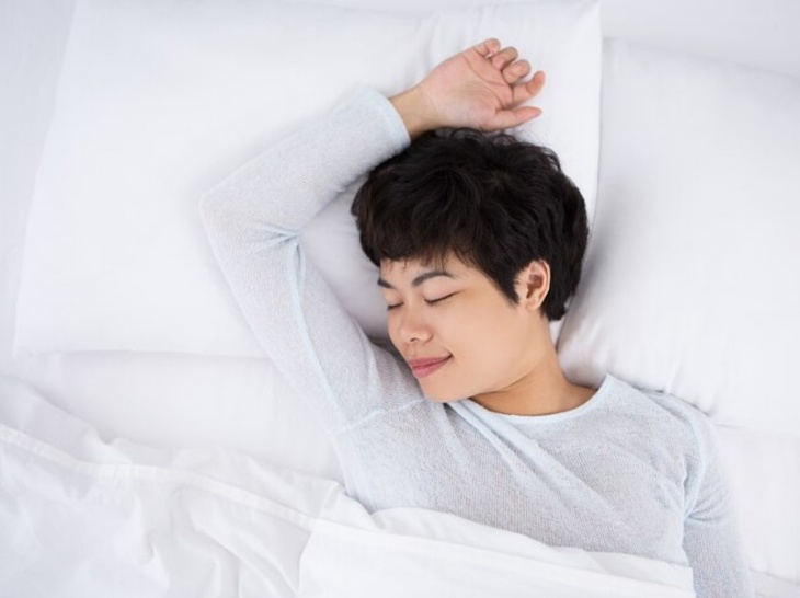 Kamu Bisa Lebih Sehat Jika Tidur Sendiri, Tanpa Pasangan
