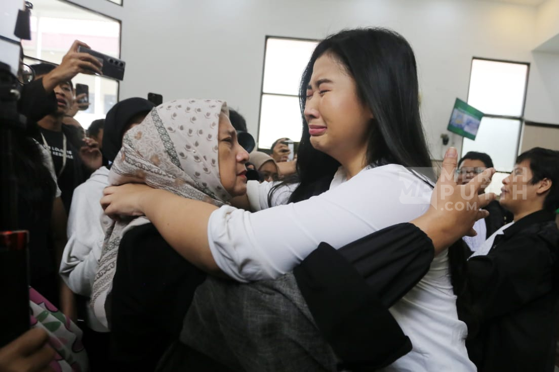 Tangis Haru Laras Faizati Khairunnisa Divonis Masa Percobaan 6 Bulan dan Segera Dibebaskan