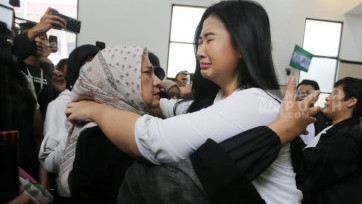 Tangis Haru Laras Faizati Khairunnisa Divonis Masa Percobaan 6 Bulan dan Segera Dibebaskan