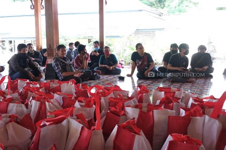 Wali Kota Solo menyerahkan bantuan sembako dari Presiden Jokowi pada ratusan seniman di Solo, Jawa Tengah, Sabtu (30/5). (MP/Ismail)