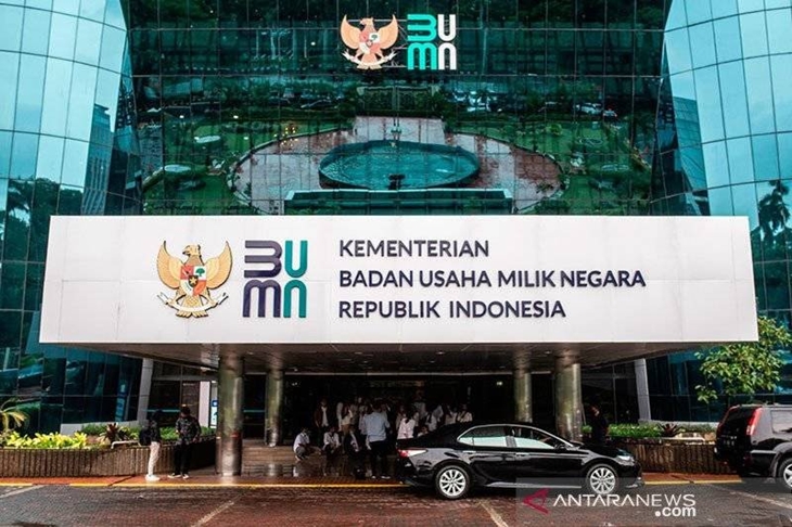Ilustrasi - Sejumlah tamu beraktivitas di dekat logo baru Kementerian Badan Usaha Milik Negara (BUMN) di Gedung Kementerian BUMN, Jakarta. ANTARA FOTO/Aprillio Akbar/nz