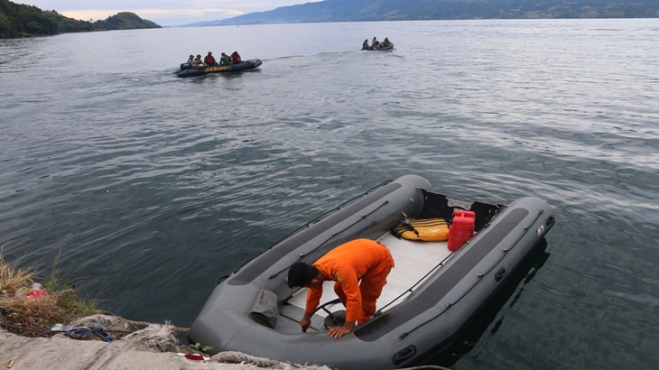 Basarnas lakukan pencarian korban di Danau Toba