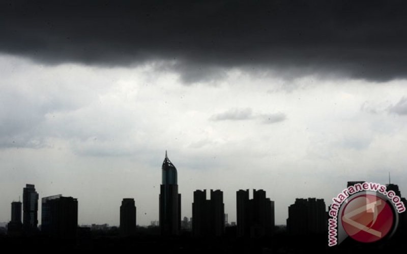 Sejumlah wilayah di Jakarta diprediksi dilanda hujan disertai petir