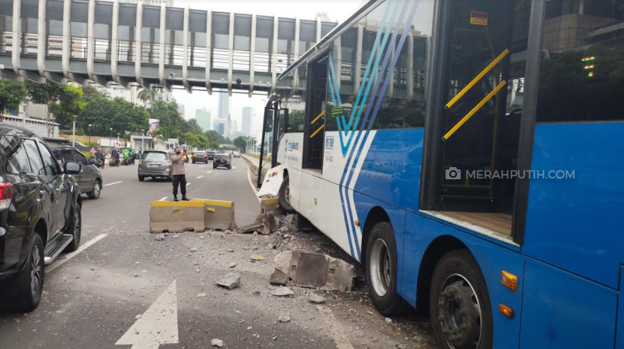Penyebab Sementara Kecelakaan Transjakarta di Depan Ratu Plaza