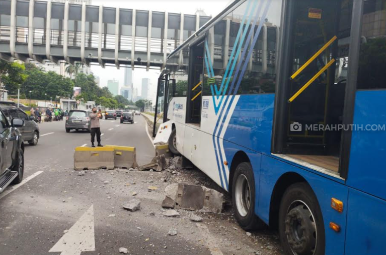 Penyebab Sementara Kecelakaan Transjakarta di Depan Ratu Plaza