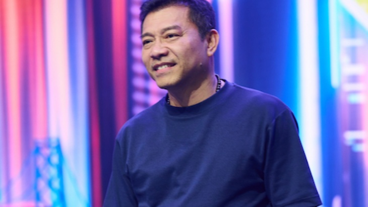 Kaus Oversized UNIQLO Tampil di Indonesian Idol