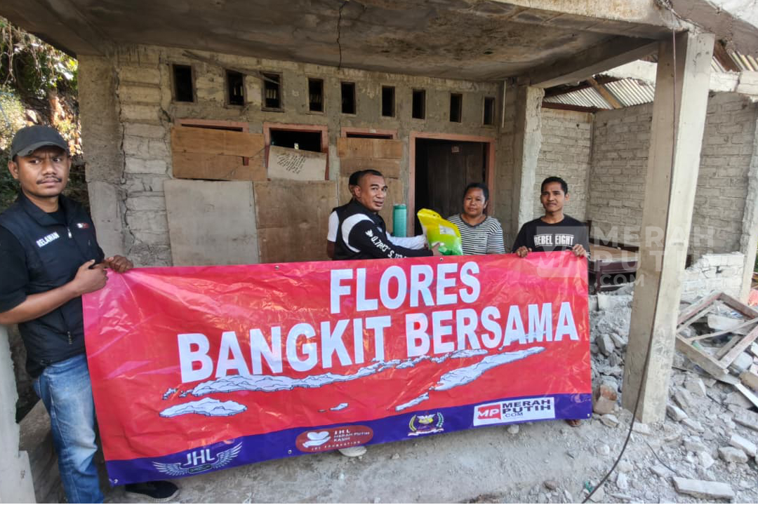 Momen JHL Foundation Salurkan Bantuan ke Dua Desa di Manggarai