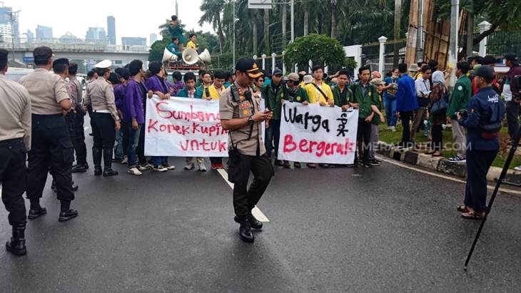  Demo mahasiswa menolak Omnibus Law Cipta Kerja di depan gedung DPR. (Foto: MP/Kanugrahan)