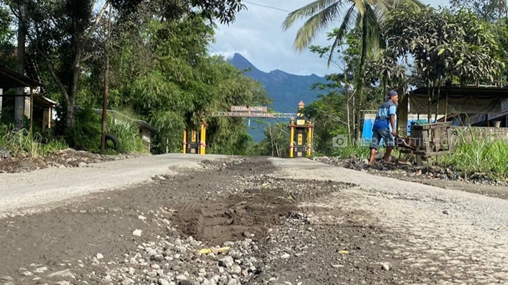 Warga lereng Gunung Merapi Desa Sidorejo, Kecamatan Kemalang, Kabupaten Klaten, Jawa Tengah mengeluhkan jalan rusak, Rabu (24/11). (MP/Ismail)