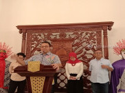 Anies Larang Warga Salaman dan Peluk Orang Tua