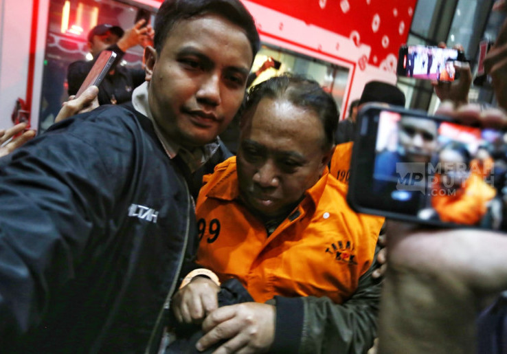 Pakai Rompi Oranye, Rektor Unsoed Akhmad Sodiq Jadi Tersangka Dugaan Suap Penerimaan Maba