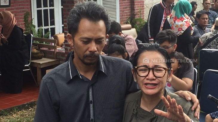 Pemakaman Yon Koeswoyo Tunggu David Pulang dari Raja Ampat
