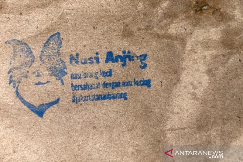 Nasi bungkus berlogo kepala anjing yang disebut "Nasi Anjing" yang dibagikan kepada warga Warakas Tanjung Priok, Jakarta Utara, Minggu (26/4/2020). (ANTARA/HO-Polda Metro Jaya)