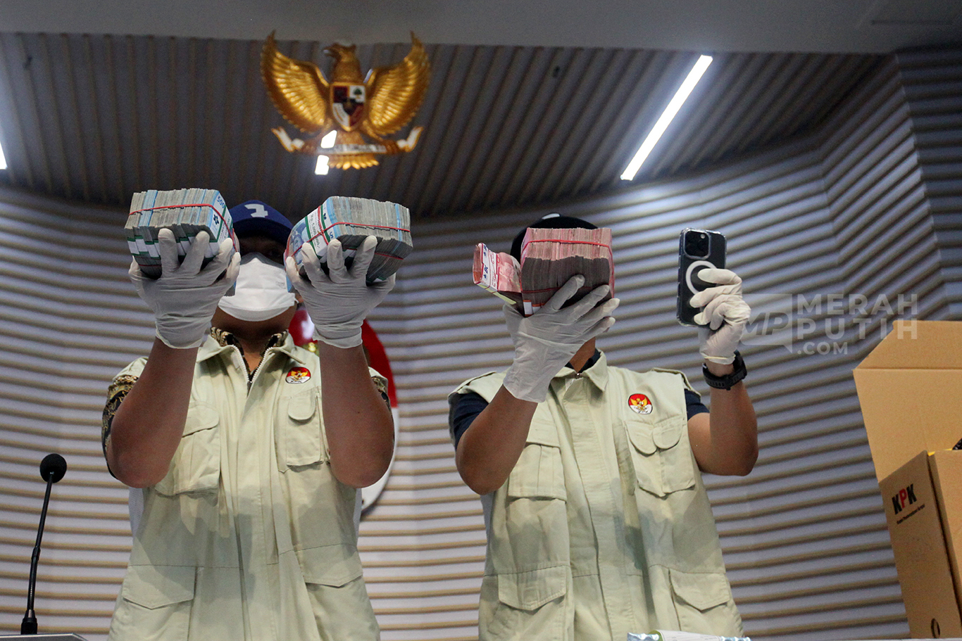 KPK Pamerkan Barang Bukti OTT Kasus Suap Pembangunan RSUD Kolaka Timur 