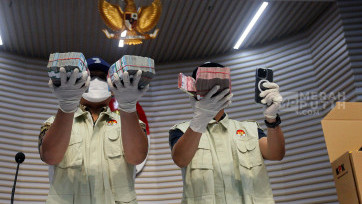 KPK Pamerkan Barang Bukti OTT Kasus Suap Pembangunan RSUD Kolaka Timur 