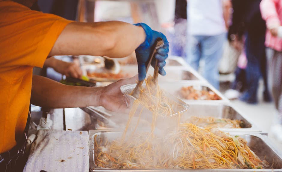 Ilustrasi makanan di pinggir jalan (Foto: Pexels/Clem Onojeghuo)