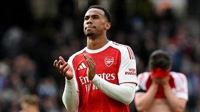 Gabriel Magalhaes terlibat insiden dengan Erling Haaland di laga Manchester City vs Arsenal