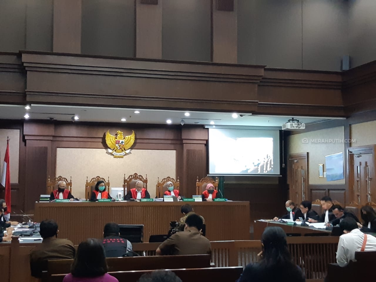 Tim Penasihat Hukum Komisaris Utama PT Trada Alam Minera Tbk, Heru Hidayat membacakan eksepsi atas dakwaan tim jaksa pada Kejaksaan Agung di kasus Jiwasraya. Foto: MP/Ponco