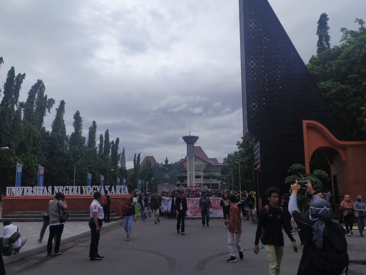 Massa yang tergabung dalam Aliansi Rakyat Bergerak (ARB) bakal menggelar demonstrasi menolak Omnibus Law Rancangan Undang-Undang Cipta Kerja. Aksi bertajuk #GejayanMemanggil ini digelar di Sleman, Yogyakarta, Senin (9/3).