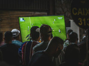 Kebiasaan Layar Kedua: Mengapa Penggemar Sepak Bola Indonesia Selalu Nonton Lewat 2 Perangkat