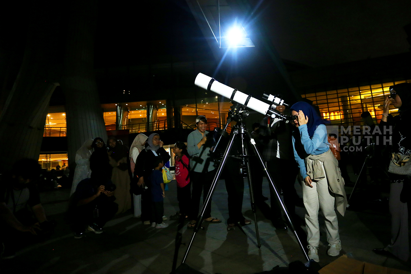 Antusias Warga Amati Gerhana Bulan Total di Planetarium Jakarta dengan Teropong Bintang
