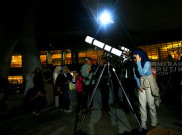 Antusias Warga Amati Gerhana Bulan Total di Planetarium Jakarta dengan Teropong Bintang