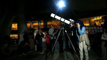 Antusias Warga Amati Gerhana Bulan Total di Planetarium Jakarta dengan Teropong Bintang