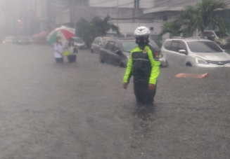 Depan Kantor Jenderal Idham Azis Tergenang Air