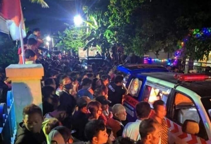 Polres Sukoharjo, Jawa Tengah melakukan evakuasi empat orang sekeluarga tewas di dalam rumah, Jumat (21/8). (MP/Ismail)