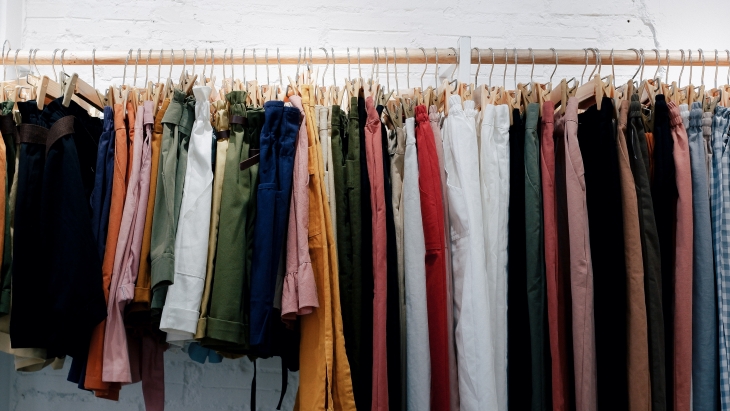 Beli barang yang memang benar-benar perlu. (Foto: Unsplash/Duy Hoang)