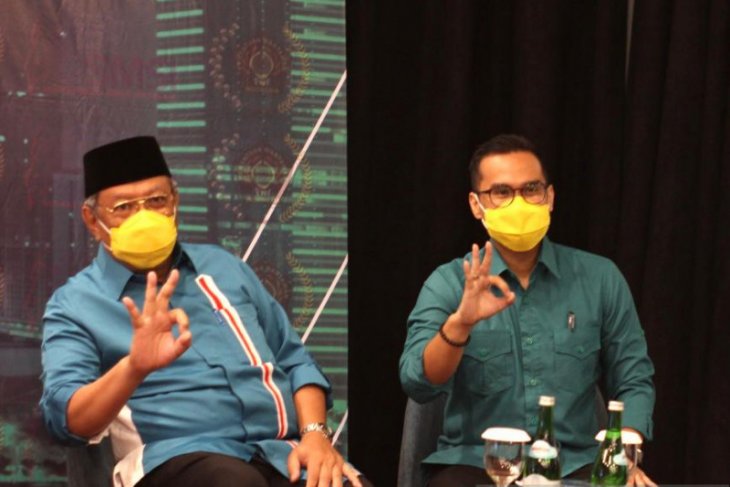  Benyamin-Pilar saat menghadiri acara Pemaparan Visi-Misi Pasangan Calon Walikota dan Wakil Walikota Tangsel yang diadakan Persatuan Wartawan Indonesia (PWI) dan Serikat Media Siber Indonesia (SMSI) Kota Tangsel, Rabu (14/10).  ANTARA/Achmad Irfan.