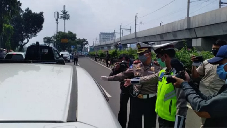 Polda Metro Jaya melakukan penyekatan terhadap warga yang hendak mudik