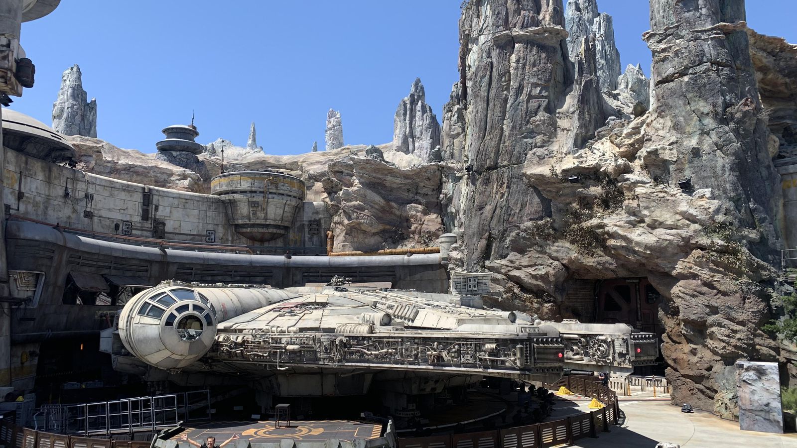 Intip Star Wars Galaxy’s Edge di Disneyland Park California
