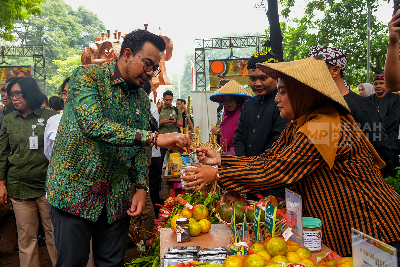 Wamen Kehutanan Sulaiman Umar Resmi Buka Pasar RHL di Manggala Wanabakti Jakarta