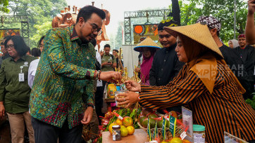Wamen Kehutanan Sulaiman Umar Resmi Buka Pasar RHL di Manggala Wanabakti Jakarta