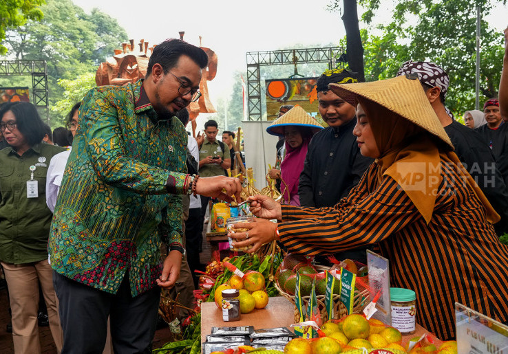 Wamen Kehutanan Sulaiman Umar Resmi Buka Pasar RHL di Manggala Wanabakti Jakarta