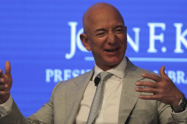 Jeff Bezos ke Luar Angkasa Bareng Pilot Perempuan Lansia