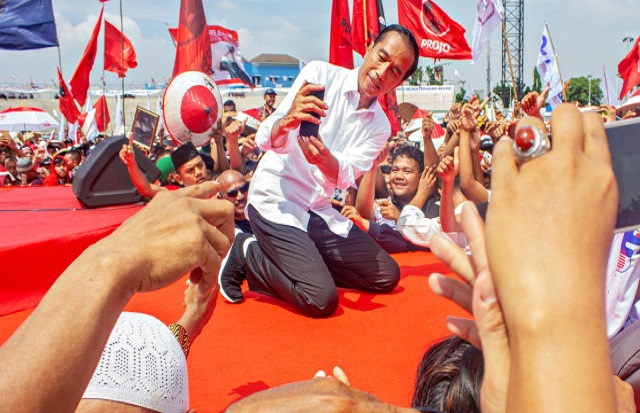 Calon Presiden nomor urut 01 Joko Widodo berswafoto dengan pendukung saat kampanye di Karawang. Foto: Antara