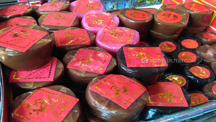 Jelang Imlek, Penjualan Dupa dan Kue Keranjang Melonjak 100 Persen