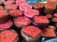 Jelang Imlek, Penjualan Dupa dan Kue Keranjang Melonjak 100 Persen