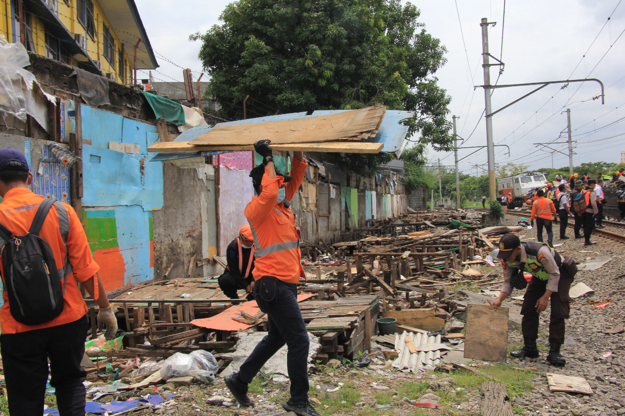 PT KAI Tertibkan 137 Bangunan Liar di Lintas Stasiun Angke-Kampung Bandan