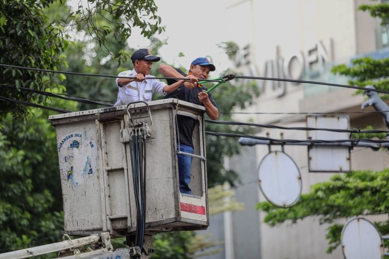 Pemkot Bandung Bereskan Kabel Semrawut Sepanjang 66,35 Kilometer