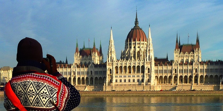 Seseorang sedang mengabadikan bangunan parlemen Hungaria. (Foto: Pixabay/Hermann)