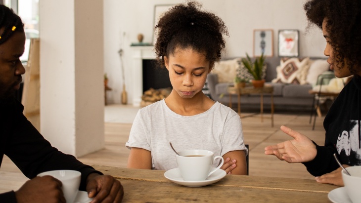 Berikan ia pengertian yang tepat jika ia melakukan kesalahan. (Foto: pexels/Monstera)